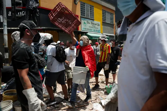 Equipos de rescate trabajan en el lugar de un edificio dañado tras un terremoto en Pereira, Colombia, el 11 de agosto de 2026.