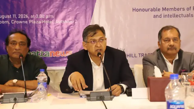 গোলটেবিল আলোচনায় প্রধান অতিথির বক্তব্য দেন স্বরাষ্ট্রমন্ত্রী সালাহউদ্দিন আহমদ