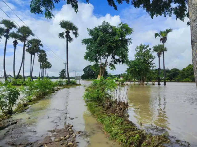 ခင်ဦးနယ်ထဲက ရေကြီးနေတဲ့ ရွာတစ်ရွာမြင်ကွင်း