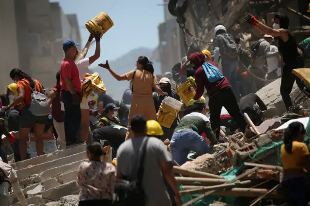Personas retiran escombros en el lugar de un edificio dañado tras un terremoto, en Pereira, Colombia, el 11 de agosto de 2026.