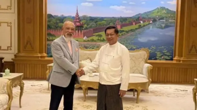 ဆာဆာကာဝါနဲ့ ဦးမင်းအောင်လှိုင်