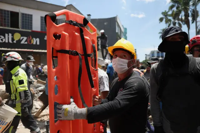 Un rescatista observa el lugar de un edificio dañado tras un terremoto en Pereira, Colombia, el 11 de agosto de 2026.