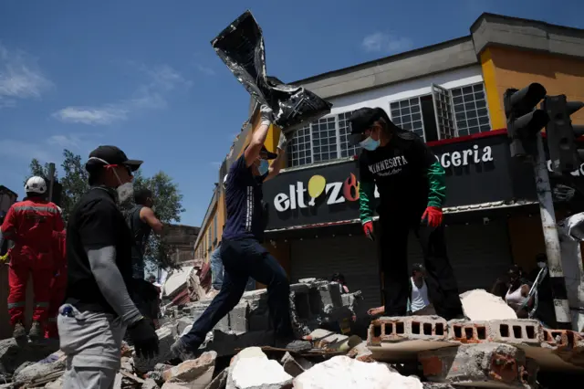 Equipos de rescate trabajan en el lugar de un edificio dañado tras un terremoto en Pereira, Colombia, el 11 de agosto de 2026.