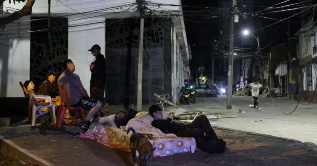Niños pasan la noche en un colchón en la calle.