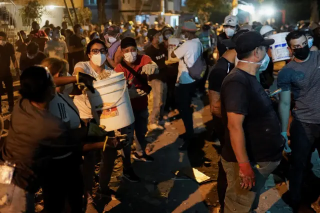 Rescatistas y voluntarios trabajan de noche en Cali.