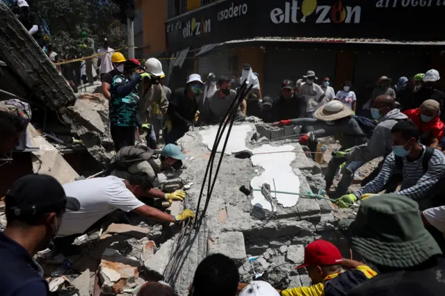 Personas retiran escombros en el lugar de un edificio dañado tras un terremoto, en Pereira, Colombia, el 11 de agosto de 2026.