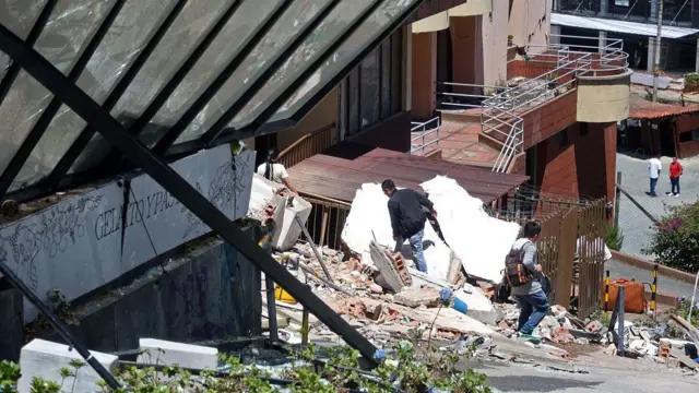 PPersonas caminan entre los escombros tras un terremoto en Manizales, Colombia, el 10 de agosto de 2026.