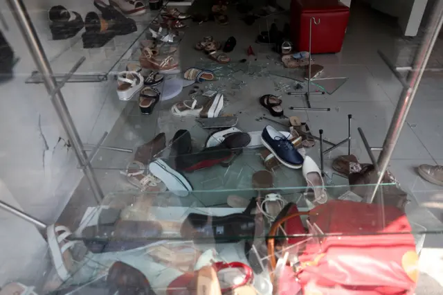 Un comercio de zapatos en Pereira tras el terremoto