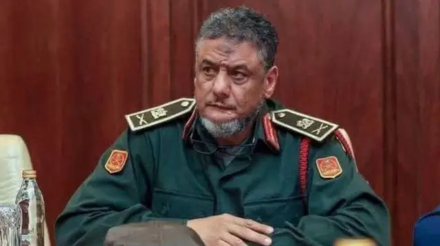 فوزی منصوری نشسته با لباس نظامی سبز