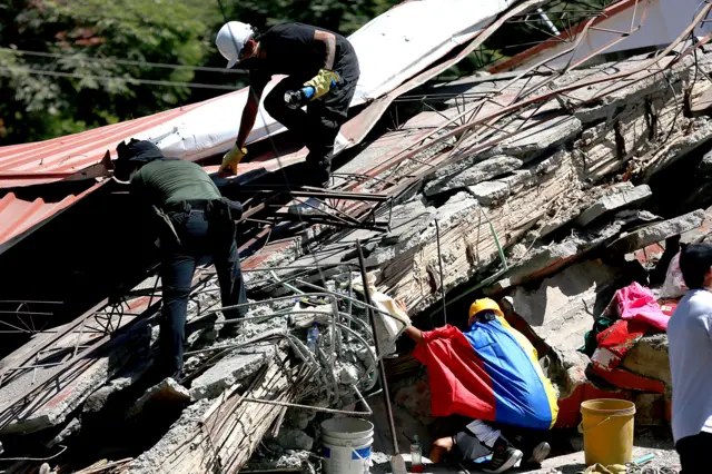 Labores de rescate tras el terremoto