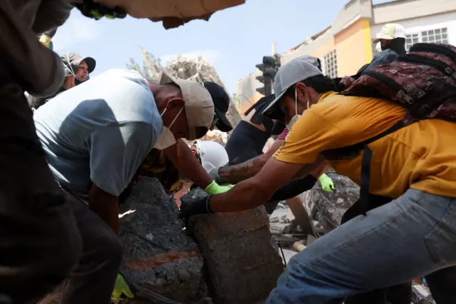 Labores de rescate tras el terremoto