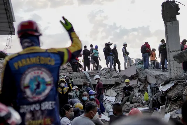 Personas buscan sobrevivientes entre los escombros tras el terremoto de Cali