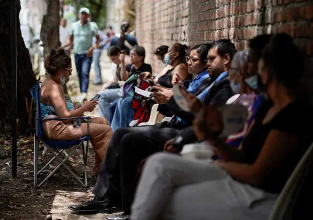 Una fila frente a la sede de Medicina Legal en Palmira, a donde se trasladaron los cuerpos desde Cali.