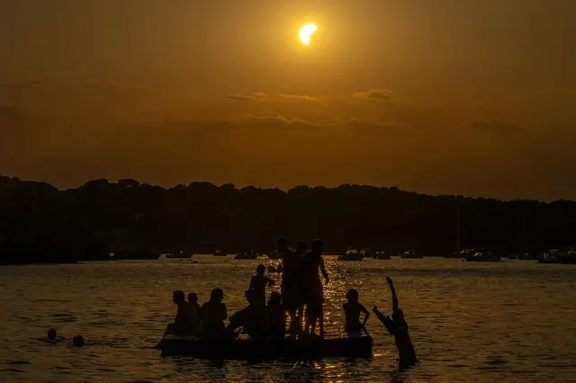 El eclipse parcial desde la localidad catalana de L'Escala.