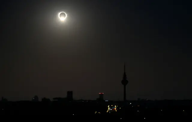 El efecto de anillo de diamantes desde el mirador Cuna Verde, en Madrid