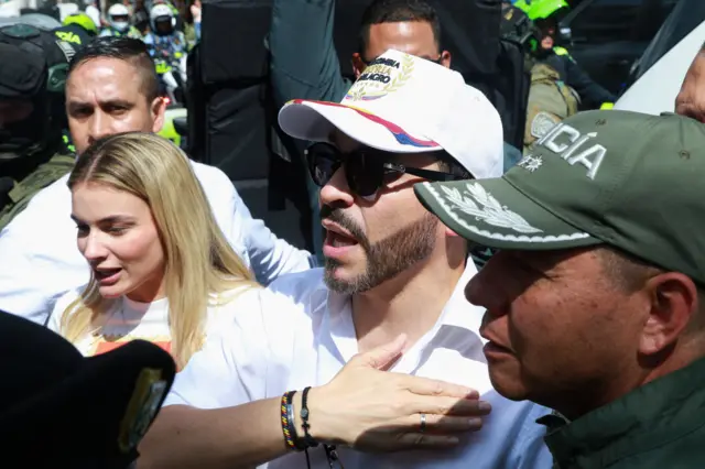 Abelardo de la Esrpeilla se lleva la mano al pecho rodeado de personas en Manizales el 11 de agosto de 2026