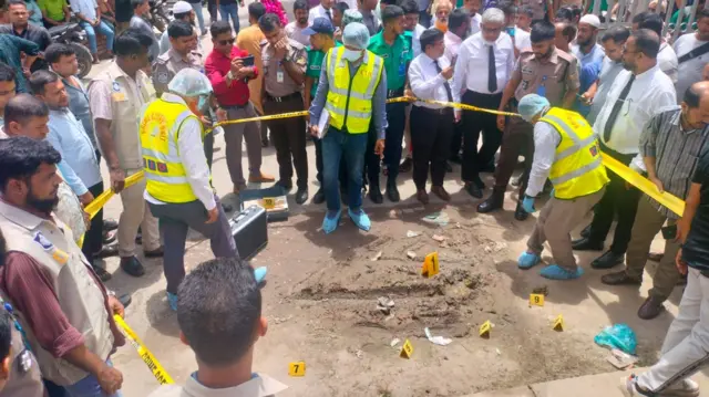 বিস্ফোরণস্থল ঘিরে রেখেছেন আইনশৃঙ্খলা রক্ষাকারী বাহিনীর সদস্যরা