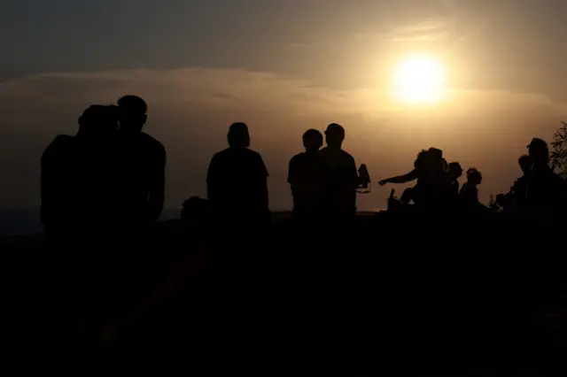 Personas mirando el eclipse