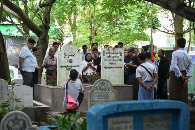 ၂၀၂၃ ခုနှစ်၊ အာဇာနည်နေ့က တာမွေ သင်္ချိုင်းမှာ မြှုပ်နှံထားတဲ့ အာဇာနည်ခေါင်းဆောင် ဦးရာဇတ် နဲ့ ရဲဘော်ကိုထွေးကို ဂါရဝပြုနေတဲ့ မြင်ကွင်း (ပုံဟောင်း)