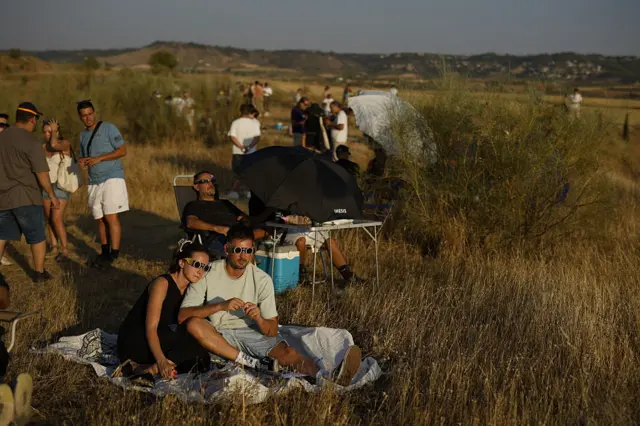 Gente mirando el eclipse en España
