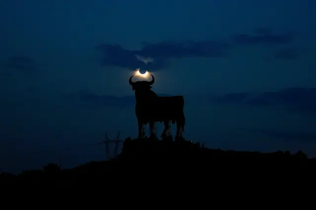 El eclipse captado junto a un toro de Osborne