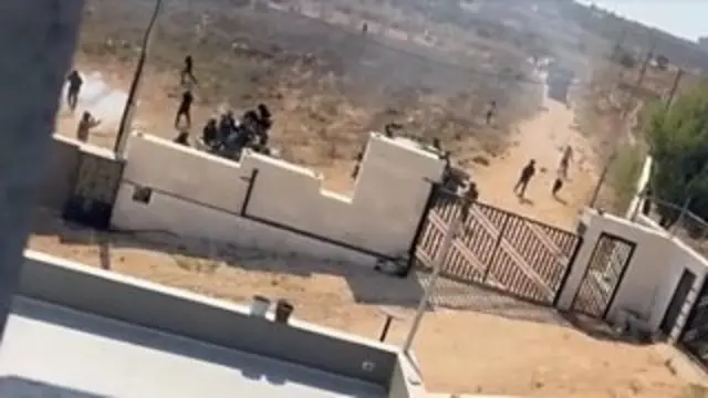 Walowezi wa Israel wazingira familia za Wapalestina katika Ukingo wa Magharibi
