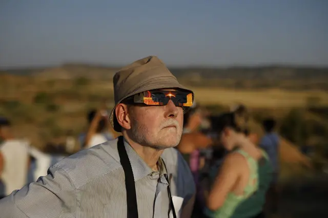 Gente mirando el eclipse en España