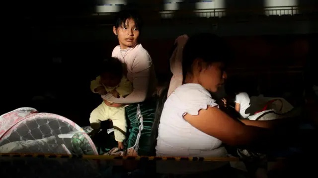 Personas se disponen a pasar la noche en un refugio en Pereira