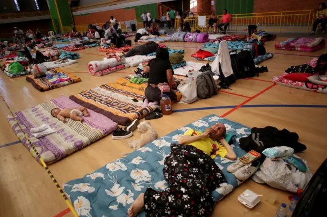 Personas que se vieron obligadas a abandonar sus hogares tras un terremoto se refugian en el Coliseo Principal Rafael Cuartas Gaviria, en Pereira