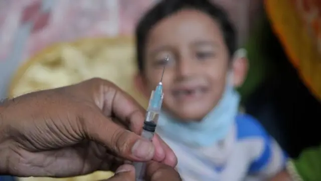 একটি শিশুকে টিকা দেওয়ার প্রতীকী ছবি