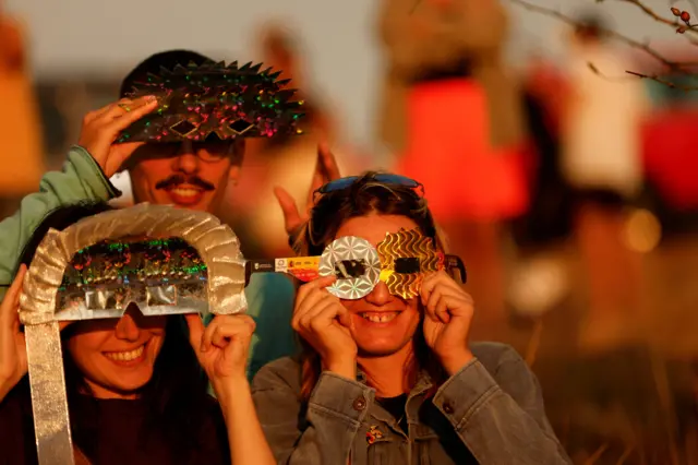 Gente mirando el eclipse en España