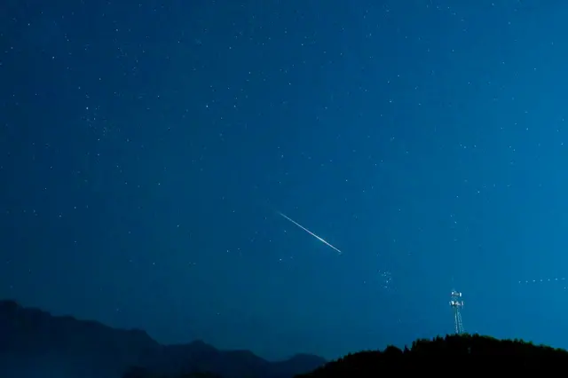 Un meteoro en la lluvia de Perseidas