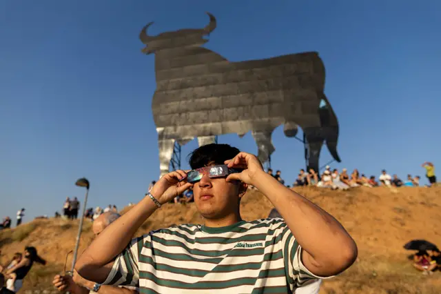 Un joven observa el eclipse desde Guadalajara, España.
