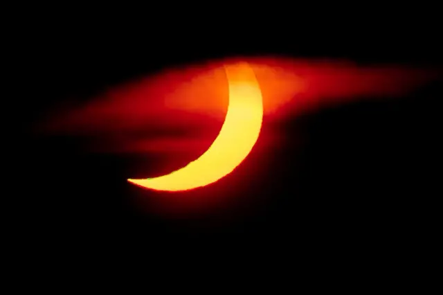 နေကြတ်နေတဲ့မြင်ကွင်း