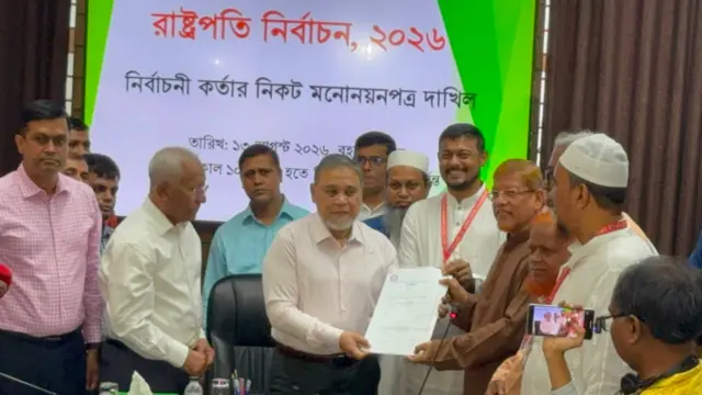 জামায়াতে ইসলামীর সহকারী সেক্রেটারি জেনারেল হামিদুর রহমান আজাদ ও এনসিপির প্রধান সমন্বয়ক নাসীরুদ্দীন পাটওয়ারী প্রধান নির্বাচন কমিশনার এএমএম নাসির উদ্দীনের কাছে মনোনয়নপত্র জমা দেন