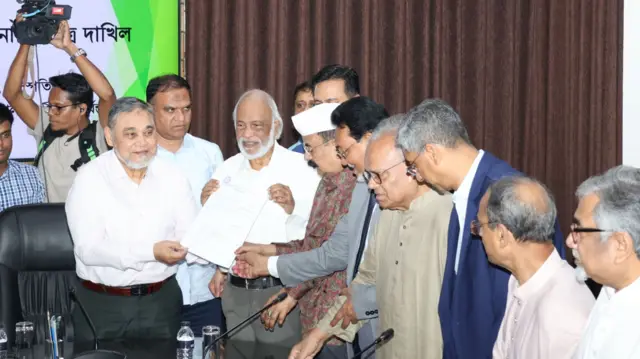 আব্দুল মঈন খানের নেতৃত্বে বিএনপির একটি প্রতিনিধি দল মির্জা ফখরুল ইসলাম আলমগীরের পক্ষে মনোনয়নপত্র জমা দেন