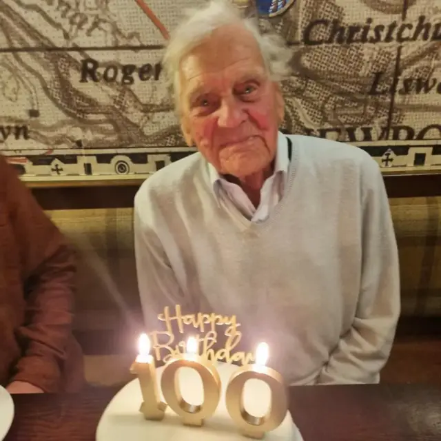Dattijo mai shekara 102 ya mutu bayan an yi masa duka a mashaya