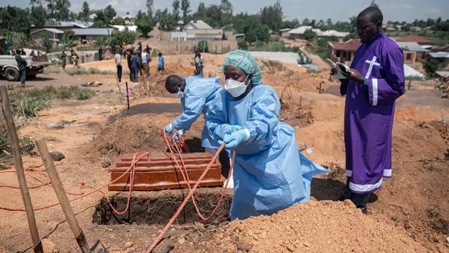 Amatsinda y'abakozi bo mu muryango wa Croix-Rouge na Croissant-Rouge bategura aho gushyingura, mu irimbi rya Mbiyo, imfubyi ya kane yishwe na Ebola, yo mu kigo cy'imfubyi cy'i Bunia, mu ntara ya Ituri, muri Repubulika ya Demokarasi ya Congo. Ifoto yo ku itariki ya 19 Kamena (6) mu mwaka wa 2026.