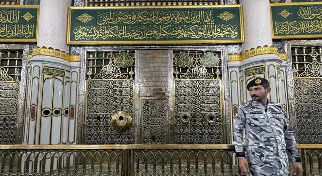 Ƙofar kabarin Manzon Allah a Masallacinsa da ke Madina