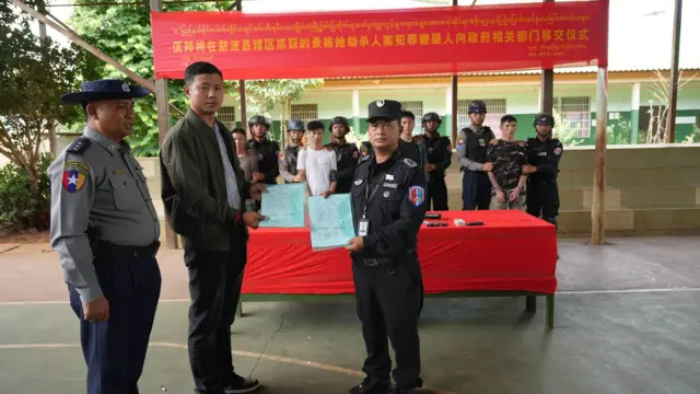 သြဂုတ် ၁၃ ရက်တုန်းက "ဝ"တပ်ဖွဲ့ UWSA ကနေ စစ်တပ်ဆီ တရားခံ လွှဲပြောင်းပေးအပ်တဲ့ အခြေအနေ