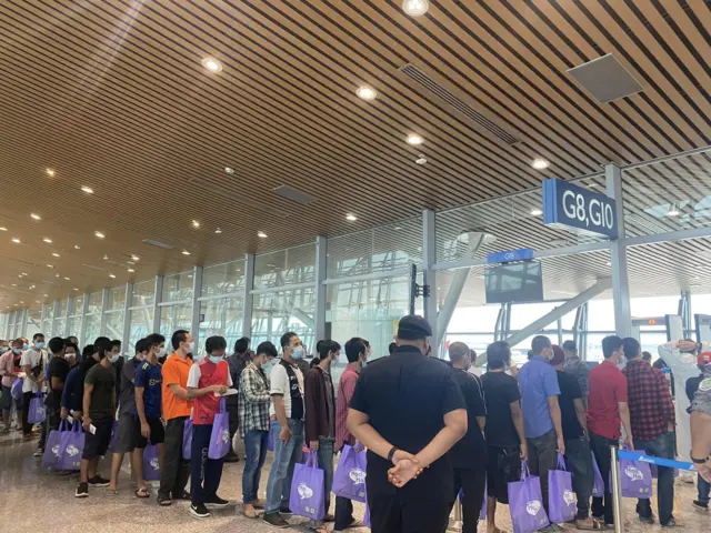 ၂၀၂၂ ခုနှစ်တုန်းက မလေးရှားလဝက ထိန်းသိမ်းရေးစခန်းမှာ ထိန်းသိမ်းခံထားရသူတွေကို မြန်မာပြန်ပို့ဖို့ စီစဥ်နေတဲ့ မြင်ကွင်း