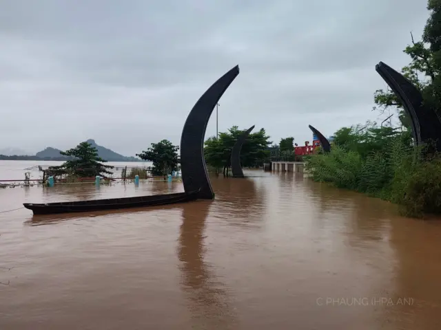 သြဂုတ် ၁၁ ရက်၊ ဘားအံမြို့ကမ်းနားလမ်းမှာ သံလွင်မြစ်ရေတက်နေတဲ့ အခြေအနေ