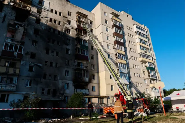 Власти опубликовали фото попавшего под удар жилого дома