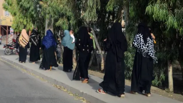 تصویر شماری از زنان با حجاب سیاه