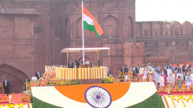 प्रधानमंत्री ने राष्ट्रीय ध्वज फहराया