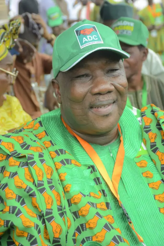 Najeem Salaam wọ agbada ati fila