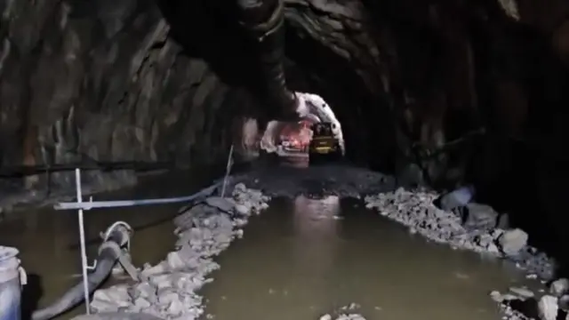 चमोली के निर्माणाधीन टनल में गुरुवार को पानी भर गया था, जिससे यहां कई मज़दूर फंस गए