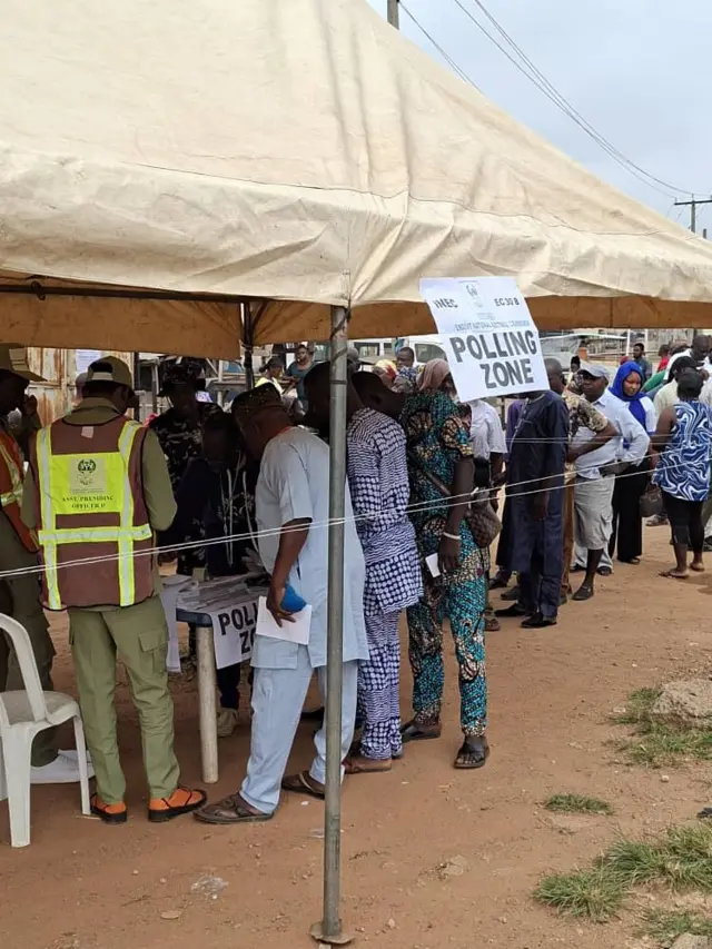 Awọn oludibo to sori ila lati dibo l'Osogbo