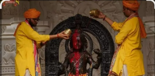 राम मंदिर में पूजा करते पुजारी