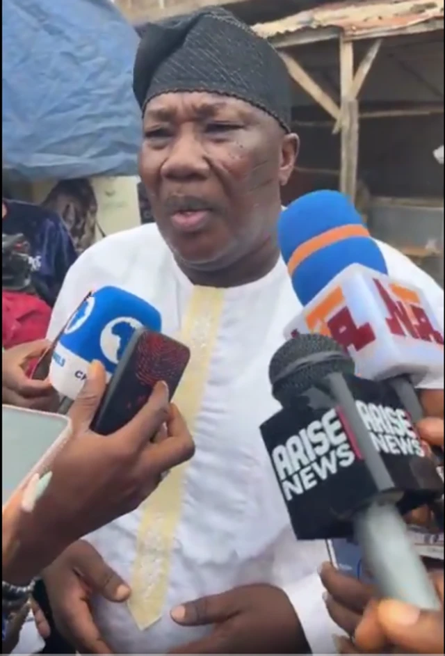 Najeem Salaam, oludije ẹgbẹ ADC wọ buba funfun, o n bawọn akorọyin sọrọ